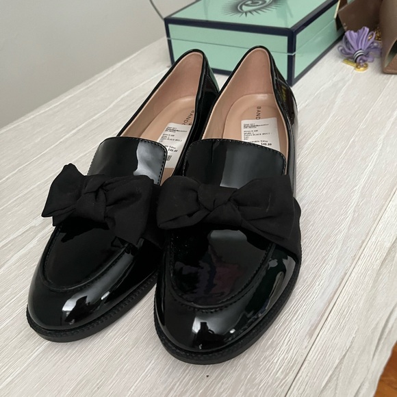 Bandolino Glossy Black Loafers with Bow - Picture 1 of 5